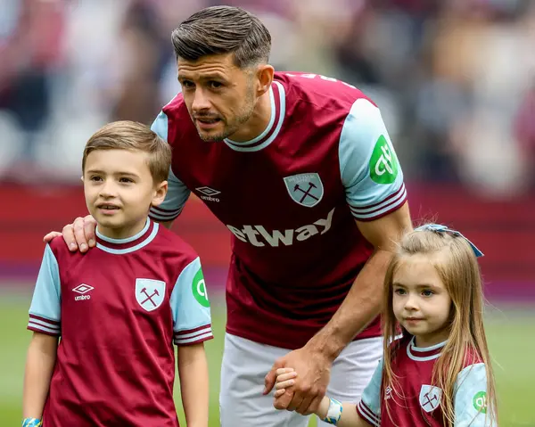West Ham United 'tan Aaron Cresswell 18 Mayıs 2025' te Londra 'daki Londra Stadyumu' nda oynanan Premier League maçı öncesinde West Ham United ve Nottingham Forest maçında yerini aldı.