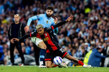 AFC Bournemouth 'dan Julian Araujo, Manchester City - Etihad Stadyumu' nda 20 Mayıs 2025 'te oynanan Premier League karşılaşmasında Manchester City - Bournemouth maçında Manchester City' den Josko Gvardiol 'a meydan okudu.