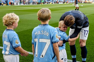 Manchester City 'den Kevin De Bruyne, 20 Mayıs 2025 tarihinde Etihad Stadyumu' nda oynanan Premier League maçından önceki son maçından önce çocuklarıyla etkileşim halindedir.
