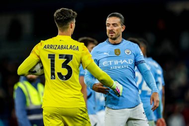 AFC Bournemouth 'dan Kepa, Manchester City' nin 20 Mayıs 2025 'te Etihad Stadyumu' nda oynadığı Premier League maçı sonrasında Manchester City 'den Jack Grealish' i kucaklıyor.