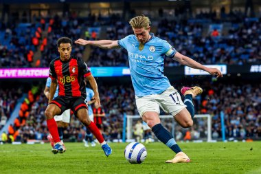 Manchester City 'den Kevin De Bruyne 20 Mayıs 2025' te Etihad Stadyumu 'nda oynanan Premier League maçında topu çaprazlıyor.