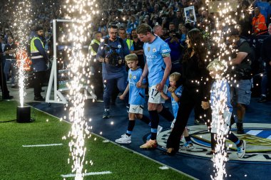 Manchester City 'den Kevin De Bruyne, 20 Mayıs 2025' te Etihad Stadyumu 'nda Manchester City ile Bournemouth arasındaki Premier League maçının ardından ailesiyle birlikte onur kıtası içinde yürüyüp gitti.