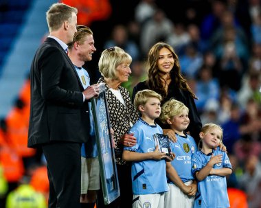 Manchester City 'den Kevin De Bruyne, 20 Mayıs 2025' te Etihad Stadyumu 'nda oynanan Premier League maçı sonrasında kulüpten hediyelerle ödüllendirildi.