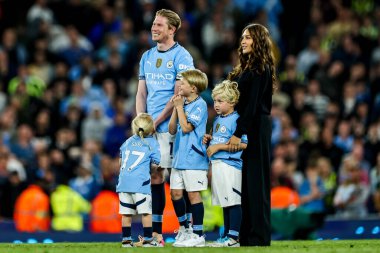 Manchester City 'den Kevin De Bruyne ve ailesi Premier League maçının ardından 20 Mayıs 2025' te Etihad Stadyumu 'nda Manchester City' ye karşı Bournemouth maçını izlediler.