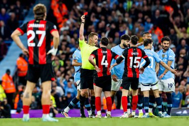 Hakem Thomas Bramall, 20 Mayıs 2025 tarihinde Etihad Stadyumu 'nda oynanan Premier League maçında AFC Bournemouth takımından Lewis Cook' a kırmızı kart gösterdi.