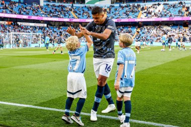 Manchester City 'den Rodrigo, 20 Mayıs 2025' te Etihad Stadyumu 'nda Premier League maçından önce Kevin De Bruynes çocuklarına sesleniyor.