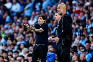 AFC Bournemouth takımından Andoni Iraola, 20 Mayıs 2025 tarihinde Etihad Stadyumu 'nda oynanan Premier League maçında tepki gösterdi.
