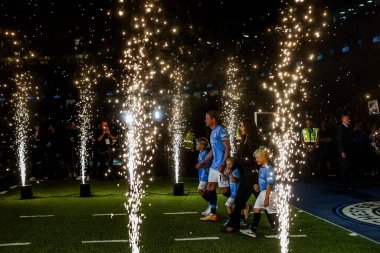Manchester City 'den Kevin De Bruyne, 20 Mayıs 2025' te Etihad Stadyumu 'nda Manchester City ile Bournemouth arasındaki Premier League maçının ardından ailesiyle birlikte onur kıtası içinde yürüyüp gitti.