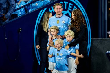 Manchester City 'den Kevin De Bruyne, 20 Mayıs 2025' te Etihad Stadyumu 'nda Manchester City ile Bournemouth arasındaki Premier League maçının ardından ailesiyle birlikte onur kıtası içinde yürüyüp gitti.