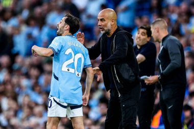 Manchester City 'den Pep Guardiola, 20 Mayıs 2025' te Etihad Stadyumu 'nda Premier League maçında Bernardo Silva ile konuştu.