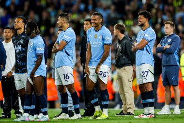 Manchester City oyuncuları 20 Mayıs 2025 'te Etihad Stadyumu' nda oynanan Premier League maçı sonrasında Kevin De Bruyne 'a teşekkür ederken izliyorlar.