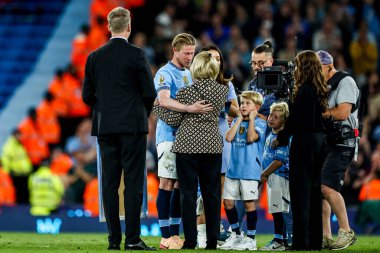 Manchester City 'den Kevin De Bruyne, 20 Mayıs 2025' te Etihad Stadyumu 'nda oynanan Premier League maçı sonrasında kulüpten hediyelerle ödüllendirildi.