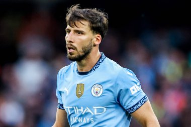 Manchester City 'den Ruben Dias, 20 Mayıs 2025' te Etihad Stadyumu 'nda oynanan Premier Lig maçına bakıyor.