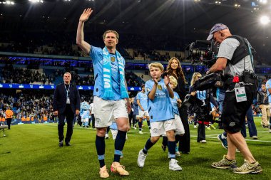 Manchester City 'den Kevin De Bruyne, Premier League maçının ardından 20 Mayıs 2025' te Etihad Stadyumu 'nda Manchester City' nin Bournemouth 'a karşı oynadığı final maçının ardından taraftarlarını kabul ediyor.