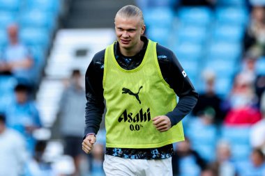 Manchester City 'den Erling Haaland, 20 Mayıs 2025' te Etihad Stadyumu 'nda oynanan Premier League maçı öncesinde ısınıyor.