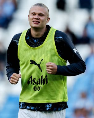 Manchester City 'den Erling Haaland, 20 Mayıs 2025' te Etihad Stadyumu 'nda oynanan Premier League maçı öncesinde ısınıyor.