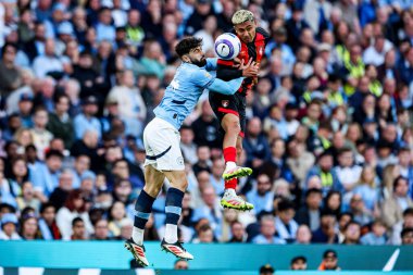 Manchester City 'den Josko Gvardiol 20 Mayıs 2025 tarihinde Etihad Stadyumu' nda oynanan Premier League maçı sırasında AFC Bournemouth takımından Julian Araujo ile birlikte sahaya atlıyor.