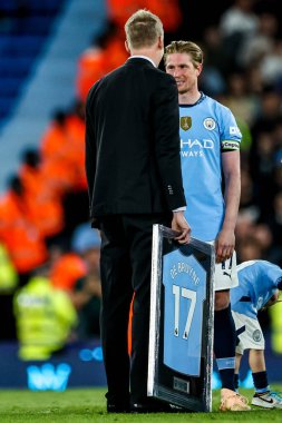Manchester City 'den Kevin De Bruyne, 20 Mayıs 2025' te Etihad Stadyumu 'nda oynanan Premier League maçı sonrasında kulüpten hediyelerle ödüllendirildi.