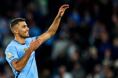 Manchester City 'den Rodrigo, 20 Mayıs 2025' te Etihad Stadyumu 'nda oynanan Premier League maçı sonrasında taraftarları kabul ediyor.