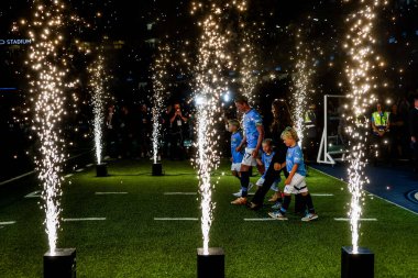 Manchester City 'den Kevin De Bruyne, 20 Mayıs 2025' te Etihad Stadyumu 'nda Manchester City ile Bournemouth arasındaki Premier League maçının ardından ailesiyle birlikte onur kıtası içinde yürüyüp gitti.