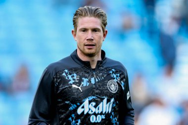 Manchester City 'den Kevin De Bruyne, 20 Mayıs 2025' te Etihad Stadyumu 'nda oynanan Premier League maçından önce ısınıyor.