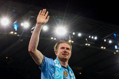 Manchester City 'den Kevin De Bruyne, Premier League maçının ardından 20 Mayıs 2025' te Etihad Stadyumu 'nda Manchester City' nin Bournemouth 'a karşı oynadığı final maçının ardından taraftarlarını kabul ediyor.