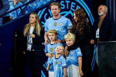 Manchester City 'den Kevin De Bruyne, 20 Mayıs 2025' te Etihad Stadyumu 'nda Manchester City ile Bournemouth arasındaki Premier League maçının ardından ailesiyle birlikte onur kıtası içinde yürüyüp gitti.