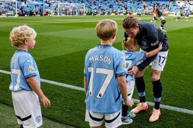 Manchester City 'den Kevin De Bruyne, 20 Mayıs 2025 tarihinde Etihad Stadyumu' nda oynanan Premier League maçından önceki son maçından önce çocuklarıyla etkileşim halindedir.