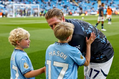 Manchester City 'den Kevin De Bruyne, 20 Mayıs 2025 tarihinde Etihad Stadyumu' nda oynanan Premier League maçından önceki son maçından önce çocuklarıyla etkileşim halindedir.