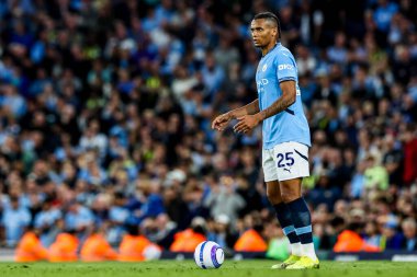 Manchester City 'den Manuel Akanji, 20 Mayıs 2025' te Etihad Stadyumu 'nda Manchester City ile Bournemouth arasındaki Premier League maçında topla koşuyor.