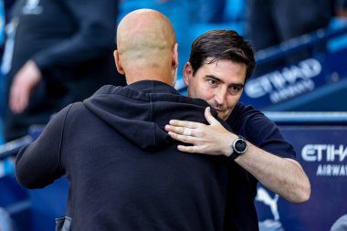 Manchester City 'den Pep Guardiola ve AFC Bournemouth' dan Andoni Iraola, 20 Mayıs 202 'de Etihad Stadyumu' nda oynanan Premier League karşılaşması öncesinde birbirlerine sarılıyorlar.