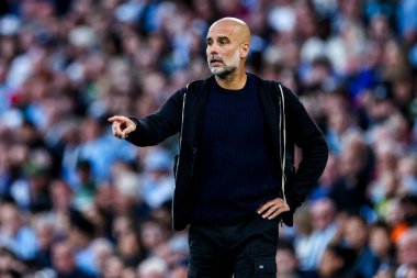 Manchester City 'den Pep Guardiola, 20 Mayıs 202' de Etihad Stadyumu 'nda oynanan Premier League maçında takım talimatlarını verdi.
