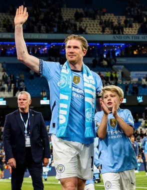 Manchester City 'den Kevin De Bruyne, Premier League maçının ardından 20 Mayıs 202' de Etihad Stadyumu 'nda Manchester City' ye karşı Bournemouth maçının ardından taraftarlarını kabul ediyor.