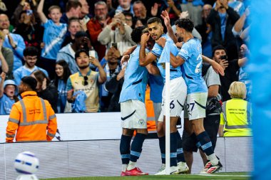 Manchester City 'den Nico Gonzalez, 20 Mayıs 202' de Etihad Stadyumu 'nda oynanan Premier League maçında takım arkadaşlarıyla yaptığı maçı 3-0 kazanarak kutluyor.