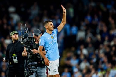 Manchester City 'den Rodrigo, 20 Mayıs 202' de Etihad Stadyumu 'nda oynanan Premier League maçı sonrasında taraftarları kabul ediyor.