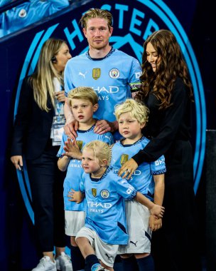 Manchester City 'den Kevin De Bruyne, 20 Mayıs 202' de Etihad Stadyumu 'nda Manchester City ile Bournemouth arasındaki Premier League maçının ardından ailesiyle birlikte onur kıtası içinde sahaya çıktı.