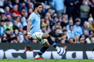Manchester City 'den Omar Marmoush 20 Mayıs 202' de Etihad Stadyumu 'nda oynanan Premier League maçında topu kontrol ediyor.
