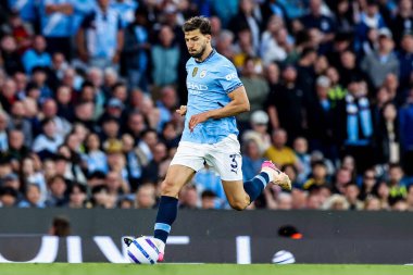 Manchester City 'den Ruben Dias, 20 Mayıs 202' de Etihad Stadyumu 'nda Manchester City ile Bournemouth arasındaki Premier League maçında topla koşuyor.