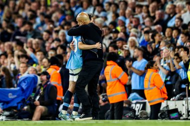 Manchester City 'den Bernardo Silva, 20 Mayıs 202' de Etihad Stadyumu 'nda oynanan Premier League maçında Pep Guardiola' ya sarıldı.