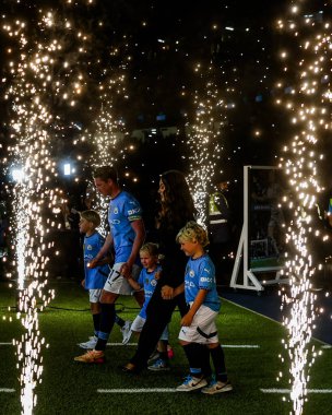 Manchester City 'den Kevin De Bruyne, 20 Mayıs 202' de Etihad Stadyumu 'nda Manchester City ile Bournemouth arasındaki Premier League maçının ardından ailesiyle birlikte onur kıtası içinde sahaya çıktı.