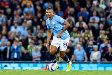 Manchester City 'den Manuel Akanji, 20 Mayıs 202' de Etihad Stadyumu 'nda Manchester City ile Bournemouth arasındaki Premier League maçında topla koşuyor.