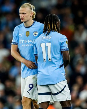 Manchester City 'nin 20 Mayıs 202' de Etihad Stadyumu 'nda Manchester City ile Bournemouth arasındaki Premier League maçı sonrasında kazandığı galibiyet sonrasında Manchester City' den Jeremy Doku 'yu kucaklıyor.