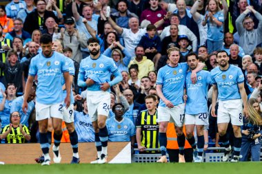 Manchester City 'den Bernardo Silva, 20 Mayıs 202' de Etihad Stadyumu 'nda oynanan Premier League maçında takım arkadaşlarıyla yaptığı maçı 2-0 kazanarak kutluyor.