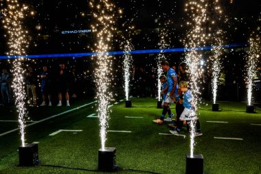 Manchester City 'den Kevin De Bruyne, 20 Mayıs 202' de Etihad Stadyumu 'nda Manchester City ile Bournemouth arasındaki Premier League maçının ardından ailesiyle birlikte onur kıtası içinde sahaya çıktı.