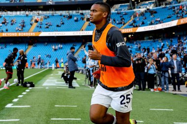 Manchester City 'den Manuel Akanji, 20 Mayıs 202' de Etihad Stadyumu 'nda oynanan Premier League karşılaşması öncesinde ısınıyor.