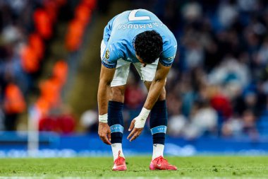Manchester City 'den Omar Marmoush 20 Mayıs 202' de Etihad Stadyumu 'nda oynanan Premier League maçında çoraplarını yukarı çekti.