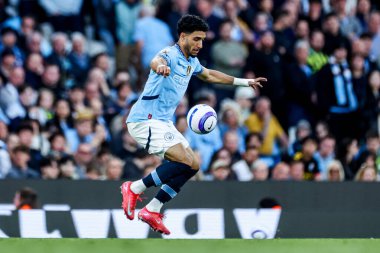 Manchester City 'den Omar Marmoush 20 Mayıs 202' de Etihad Stadyumu 'nda oynanan Premier League maçında topu kontrol ediyor.