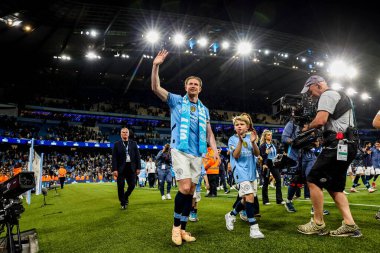 Manchester City 'den Kevin De Bruyne, Premier League maçının ardından 20 Mayıs 202' de Etihad Stadyumu 'nda Manchester City' ye karşı Bournemouth maçının ardından taraftarlarını kabul ediyor.