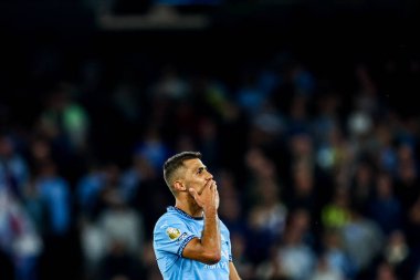 Manchester City 'den Rodrigo, 20 Mayıs 202' de Etihad Stadyumu 'nda oynanan Premier League maçı sonrasında taraftarları kabul ediyor.