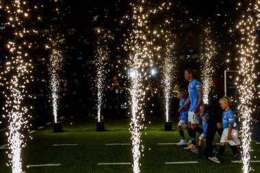Manchester City 'den Kevin De Bruyne, 20 Mayıs 202' de Etihad Stadyumu 'nda Manchester City ile Bournemouth arasındaki Premier League maçının ardından ailesiyle birlikte onur kıtası içinde sahaya çıktı.
